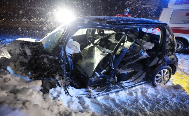 Drei teils Schwerverletzte bei Crash mit schleuderndem Auto auf Scharnsteiner Straße in Gschwandt