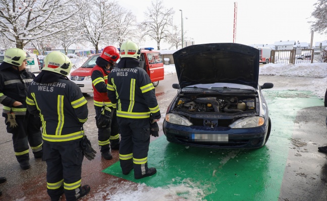 Kleinbrand im Motorraum eines PKW in Wels-Neustadt sorgte für Einsatz der Feuerwehr