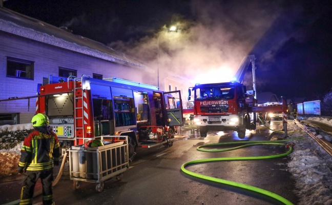 13 Feuerwehren bei Brand in einem alten landwirtschaftlichen Gebäude in Timelkam im Einsatz
