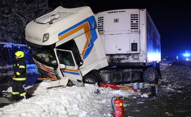 LKW-Sattelzug crasht auf Westautobahn bei Sattledt frontal gegen Anpralldämpfer