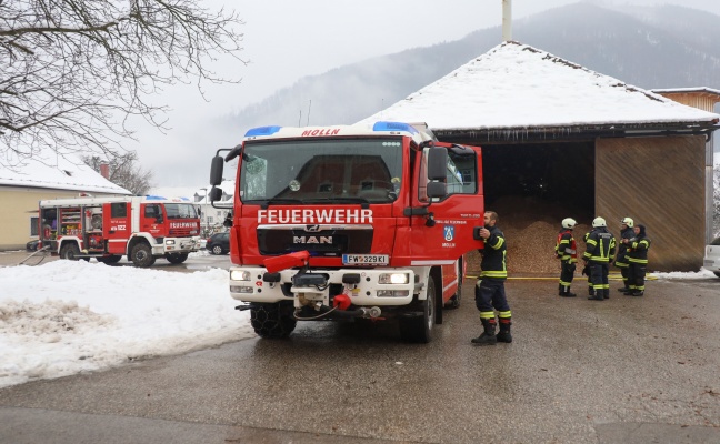 Vier Feuerwehren bei Brand in einem Fernwärme-Hackschnitzellager in Molln im Einsatz