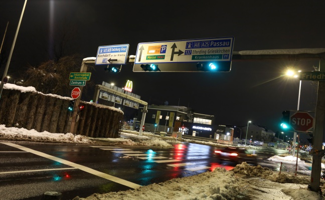 Sieben Verletzte: Kollision zwischen Sattelkraftfahrzeug und Linienbus in Wels-Pernau