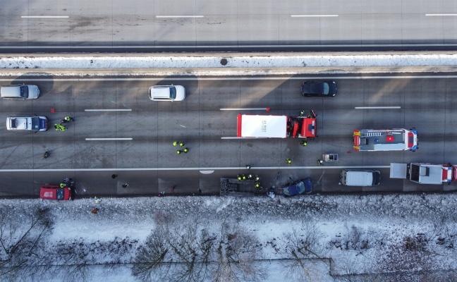 Autotransportanhänger samt aufgeladenem PKW bei Unfall auf Westautobahn in Sipbachzell überschlagen