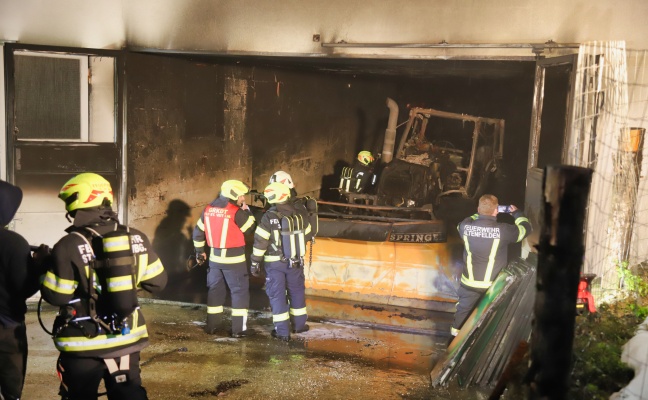 Acht Feuerwehren bei Traktorbrand in einer Garage in Niederwaldkirchen im Einsatz