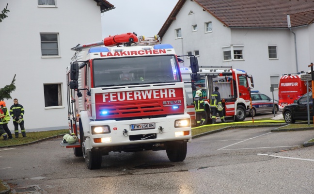 Sechs Feuerwehren bei Küchenbrand in einem Mehrparteienwohnhaus in Laakirchen im Einsatz
