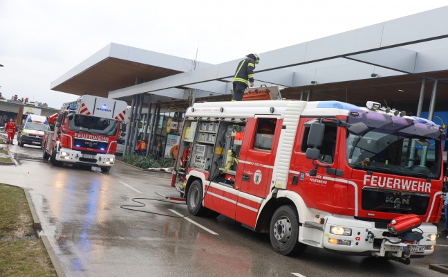 Brand in einer Geschäftsfiliale in Wels-Schafwiesen - Sprinkleranlage verhindert Großbrand