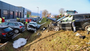 Frontale Kollision zwischen zwei PKW in Ottensheim fordert vier teilweise Schwerverletzte