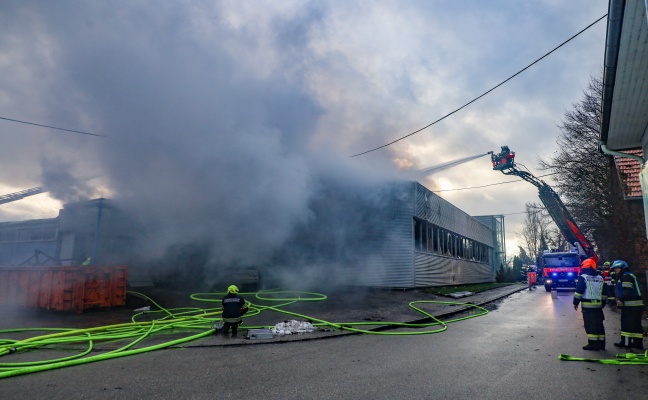 Großbrand einer Firmenhalle im Ortszentrum von Hörsching sorgt für Einsatz von elf Feuerwehren