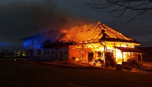 Stadelbrand: Großeinsatz für elf Feuerwehren bei landwirtschaftlichem Gebäude in Scharten