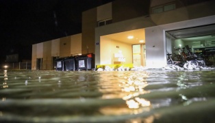 27 Personen evakuiert: Betreuungseinrichtung in Hartkirchen nach Starkregen überflutet