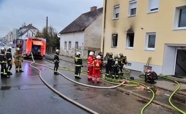 Sieben Verletzte bei Zimmerbrand in einer Wohnung eines Mehrparteienwohnhauses in Linz-Spallerhof