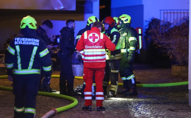 Küchenbrand im Dachgeschoß eines Mehrparteienwohngebäudes in Schleißheim