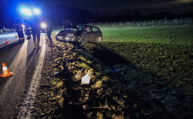 Autolenkerin nach Unfall in Taiskirchen im Innkreis durch Einsatzkräfte aus PKW befreit