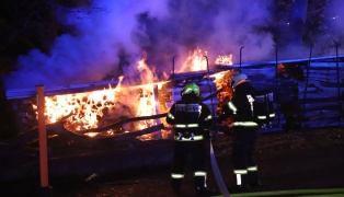 Vier Feuerwehren bei nächtlichem Brand eines Holzstapels in Neumarkt im Mühlkreis im Einsatz