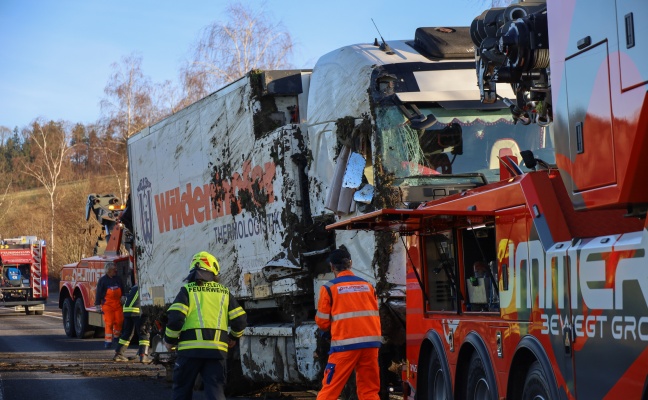 LKW auf Innviertler Straße bei Schlüßlberg von Fahrbahn abgekommen und umgestürzt