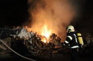 Erneut brennender Holzstoß: Zwei Feuerwehren bei nächtlichem Brand in Steyregg im Einsatz