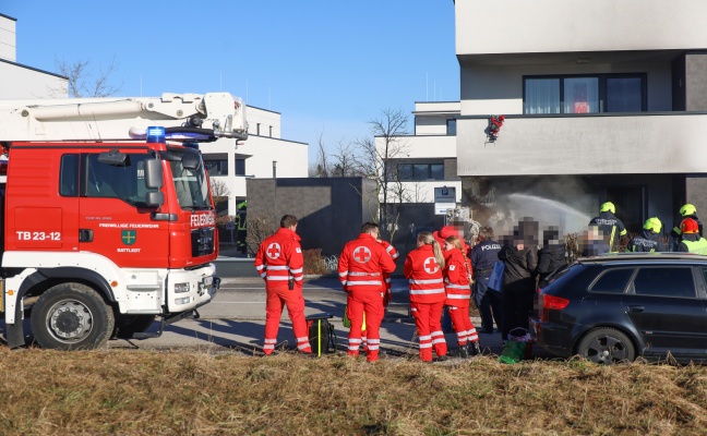 "Gefilmt statt gelöscht": Brand eines Adventkranzes in Sattledt greift von Terrasse auf Gebäude über