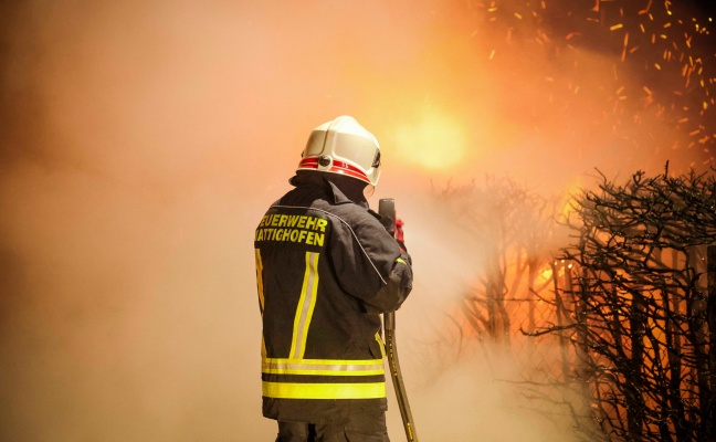 Heckenbrand durch Feuerwerkskörper bei einem Wohnhaus in Mattighofen