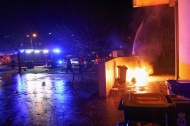 Silvesternacht: Einsatzkräfte von Feuerwehr und Polizei bei mehreren Bränden in Wels im Einsatz