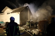 Elf Feuerwehren bei Wohnhausbrand in Niederthalheim im Einsatz