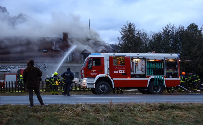 Neun Feuerwehren bei Großbrand eines Wohn- und Firmengebäudes in Grünburg im Einsatz
