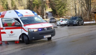 Auto in Brückengeländer über den Dambach zwischen Edlbach und Rosenau am Hengstpaß gekracht