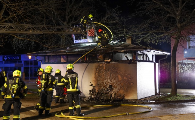 Brand eines Trikes: Öffentliche Toilettenanlage in Marchtrenk durch Feuer schwer beschädigt