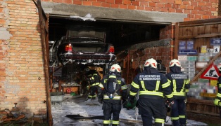 Elf Feuerwehren bei PKW-Brand in altem Bauernhof in St. Marienkirchen an der Polsenz im Einsatz