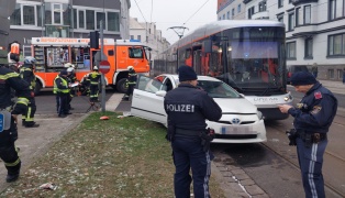 Kollision zwischen PKW und Straßenbahn in Linz-Urfahr fordert eine leichtverletzte Person