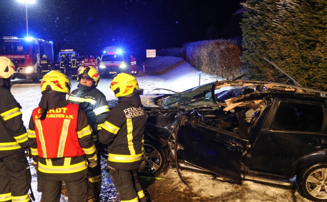 Schwerer Unfall zwischen PKW und Räumfahrzeug in Neukirchen am Walde