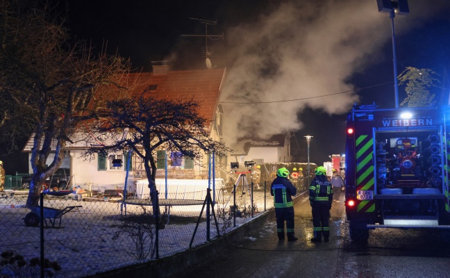 Ausgedehnter Zimmerbrand in einem Wohnhaus in Haag am Hausruck - Rettung in letzter Minute