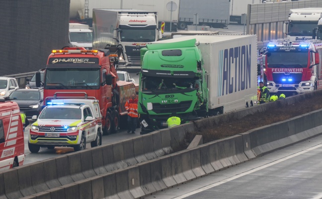 Menschenrettung nach schwerem LKW-Unfall auf Westautobahn bei Ansfelden