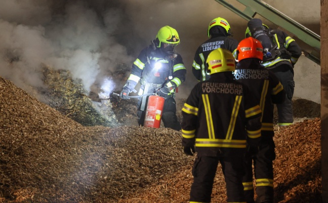 Drei Feuerwehren bei nächtlichem Brand in einem Hackschnitzellager in Vorchdorf im Einsatz
