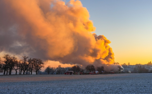 Großeinsatz für elf Feuerwehren bei Brand auf einem Bauernhof in Schlüßlberg