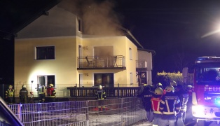 Sechs Feuerwehren bei Zimmerbrand in einem Wohnhaus in Taufkirchen an der Trattnach im Einsatz