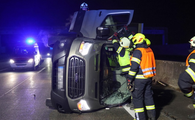 Kleintransporter bei schwerem Unfall auf Westautobahn in Pucking umgestürzt