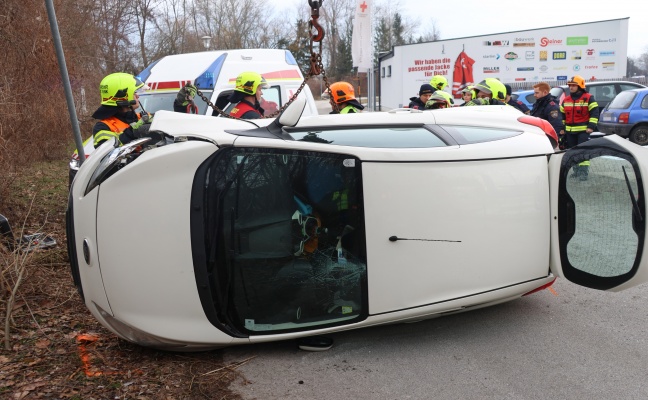 Auto bei Kollision mit Straßenlaterne in Marchtrenk umgestürzt