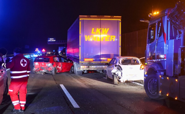 Stauende übersehen: Klein-LKW krachte auf Welser Autobahn bei Wels-Puchberg in mehrere Fahrzeuge