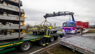 Sondertransport-LKW verlor im Kreisverkehr der Altheimer Straße bei Braunau am Inn die Ladung