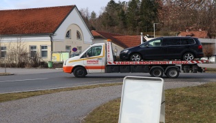 Einsatzkräfte zu schwerem Verkehrsunfall im Ortszentrum von Dietach alarmiert