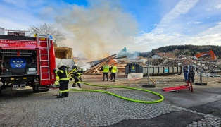 Vier Feuerwehren bei Brand auf einer Abbruchbaustelle in Kematen am Innbach im Einsatz