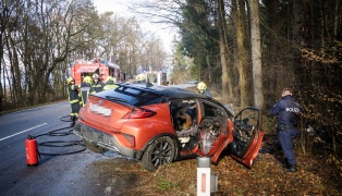 Auto bei Überackern gegen Baum gekracht und in Flammen aufgegangen