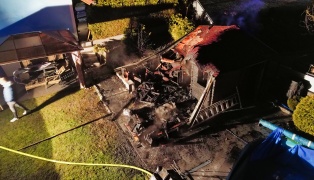 Vier Feuerwehren bei brennender Gartenhütte in Hartkirchen im Einsatz
