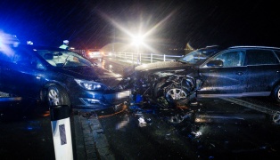 Schwerer Crash auf Braunauer Straße bei Burgkirchen