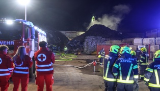 Brand auf einem Schrottplatz in Asten sorgte für Einsatz zweier Feuerwehren