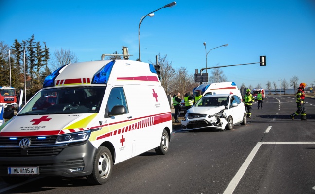 Kreuzungsunfall zwischen zwei PKW auf Wiener Straße bei Marchtrenk fordert zwei Verletzte