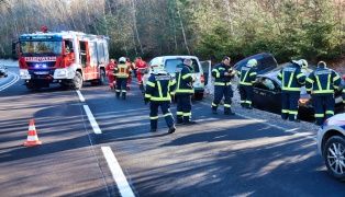 PKW bei Verkehrsunfall auf der Prager Straße in Hagenberg im Mühlkreis von der Fahrbahn abgekommen