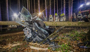 Auto bei schwerem Verkehrsunfall bei Senftenbach von Baum regelrecht aufgespießt