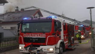 Dachstuhlbrand: Schwieriger Einsatz für die Feuerwehr bei Brand eines Wohnhauses in Wels-Pernau