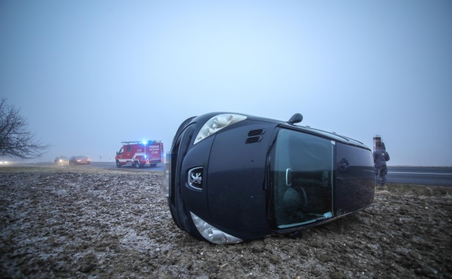 Auto bei Unfall in Buchkirchen in Seitenlage zum Stillstand gekommen